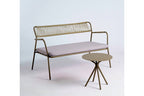 Gartensofa von C by GARDA mit geflochtener Rückenlehne, Metallgestell und Beistelltisch