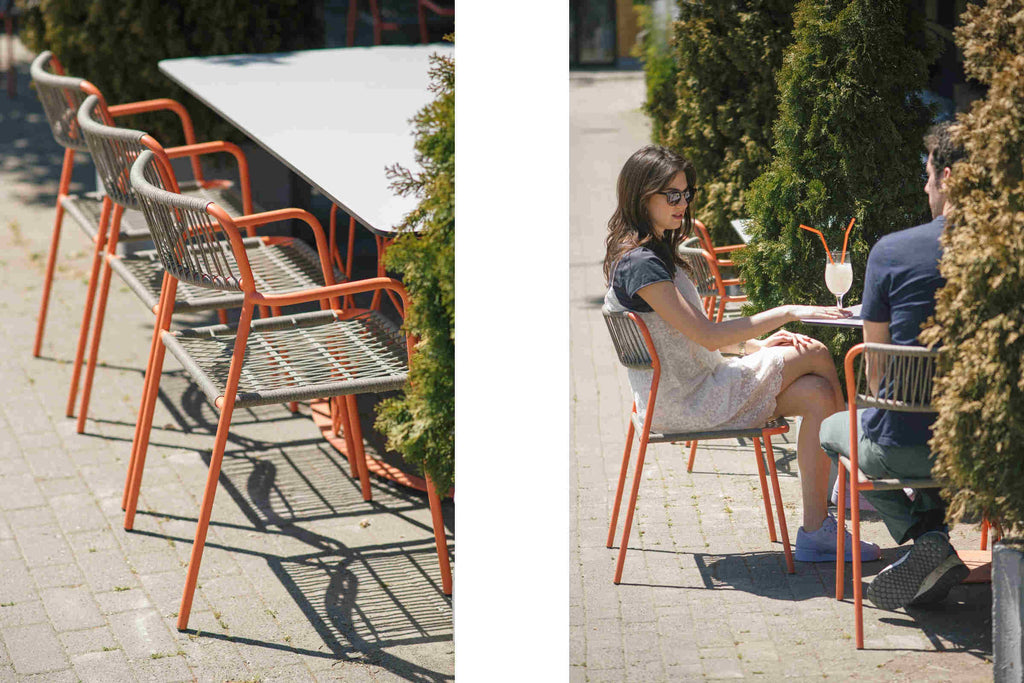 Outdoor Szene mit BIANCA Stühlen vor Restaurant