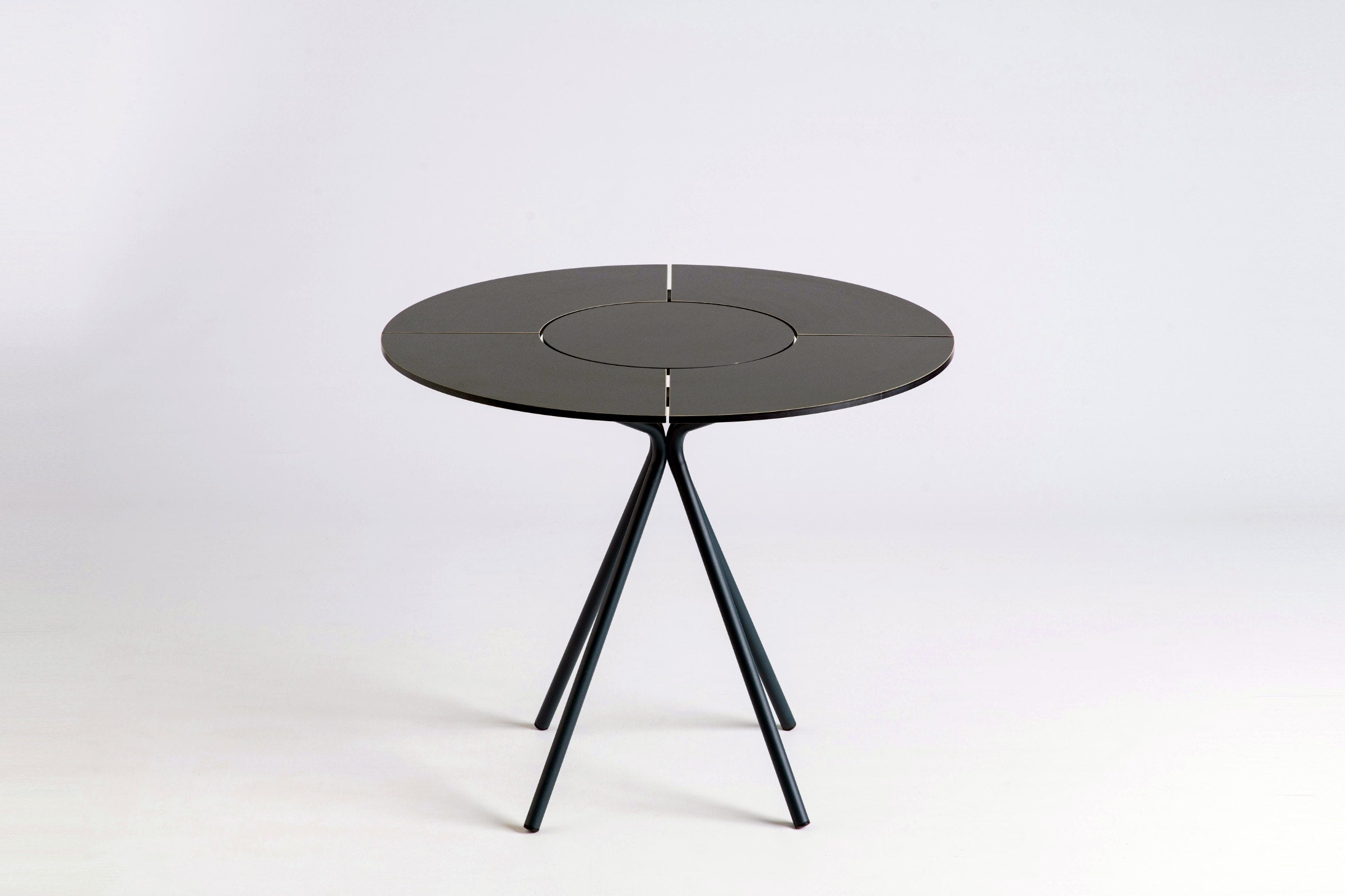 Gartentisch Studioaufnahme minimalistisch