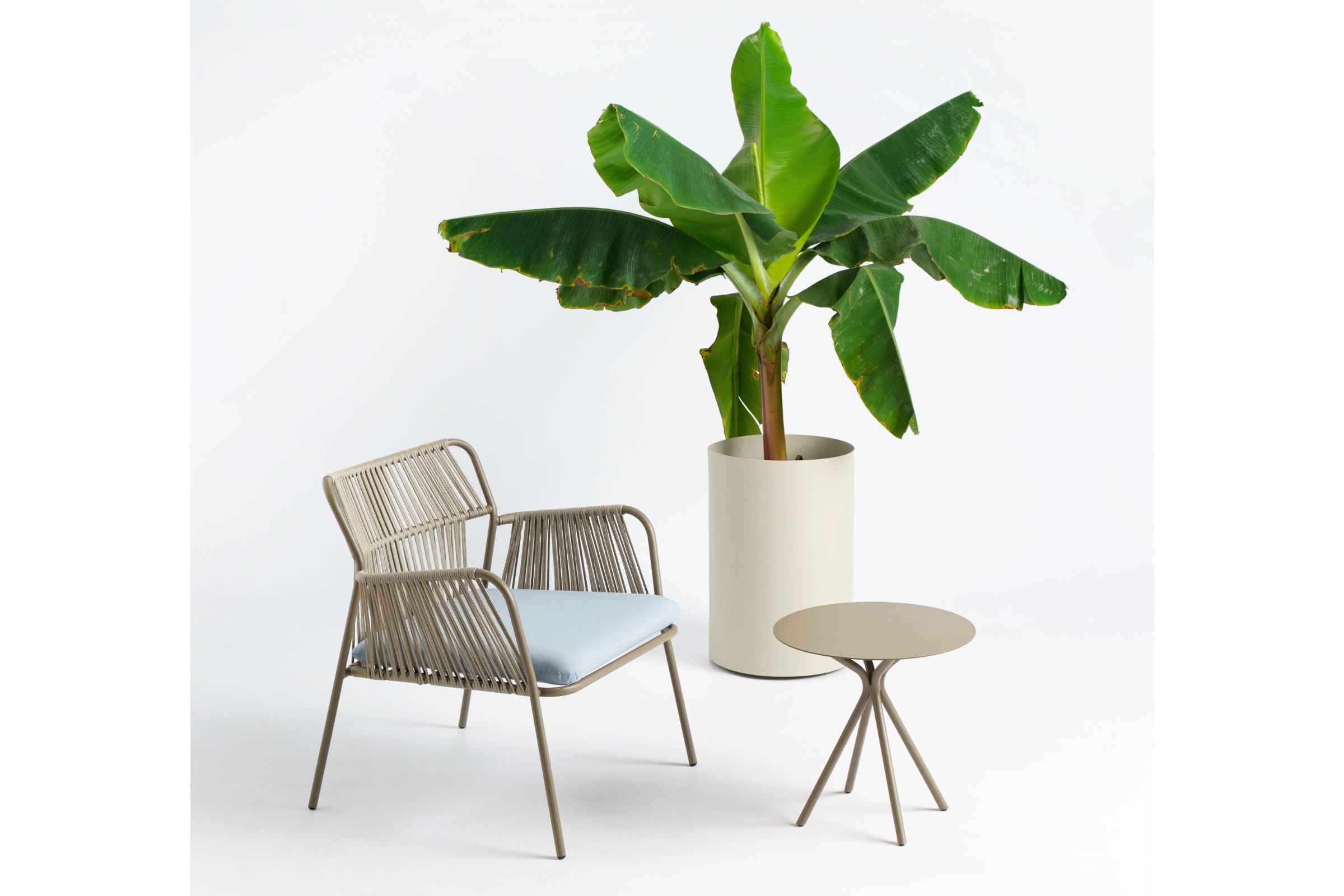 BIANCA+ Design Gartensessel in stilvoller Outdoor Umgebung mit Beistelltisch