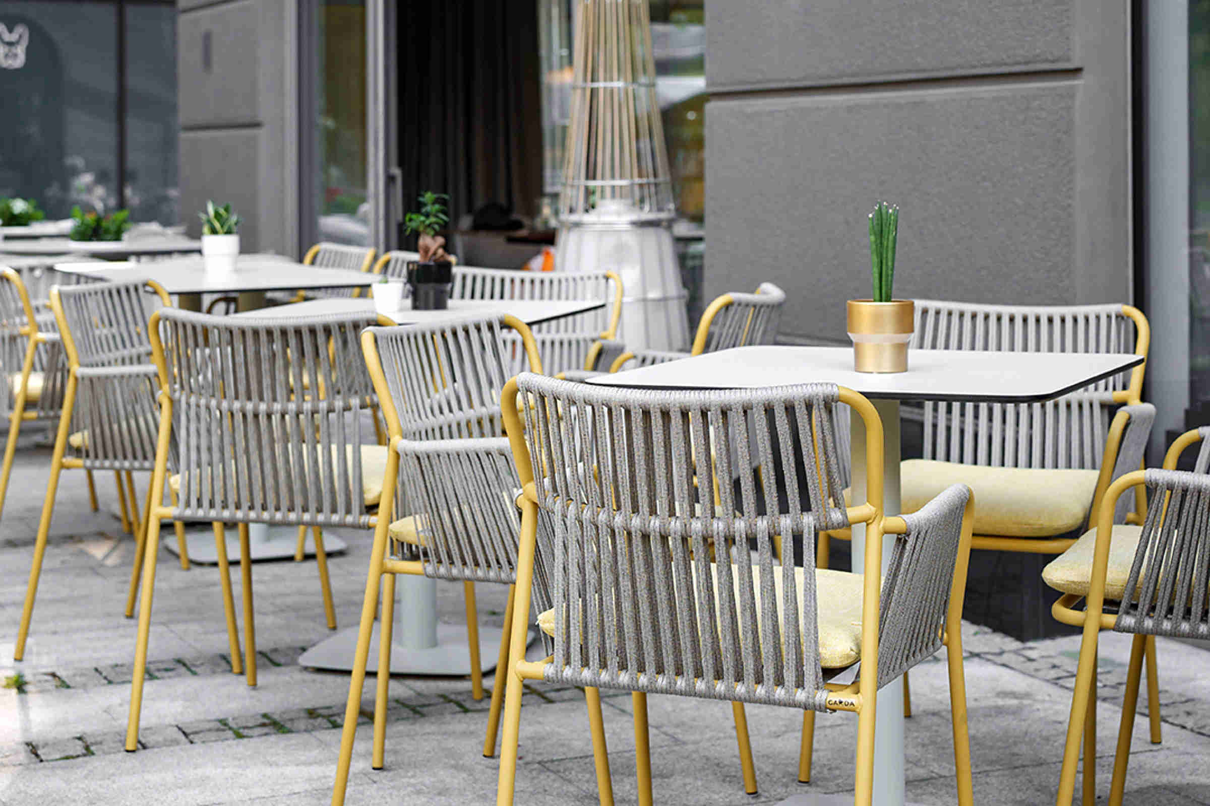 Gastronomie Außenbereich mit modernen Gartenstühlen und Armlehnen