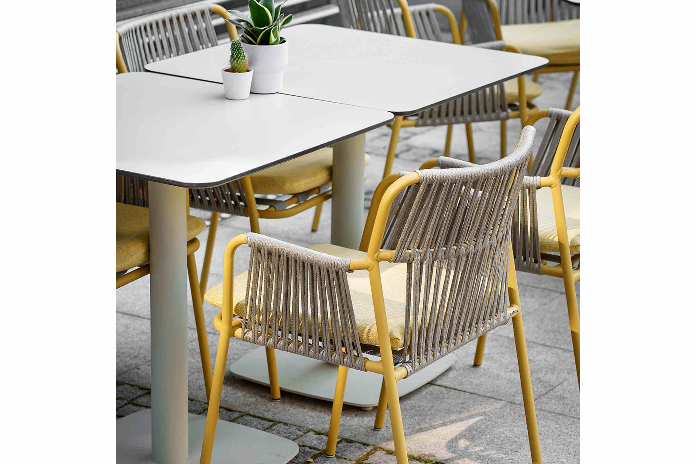 Detailansicht geflochtener Gartenstuhl mit Armlehnen für Gastronomie Terrasse