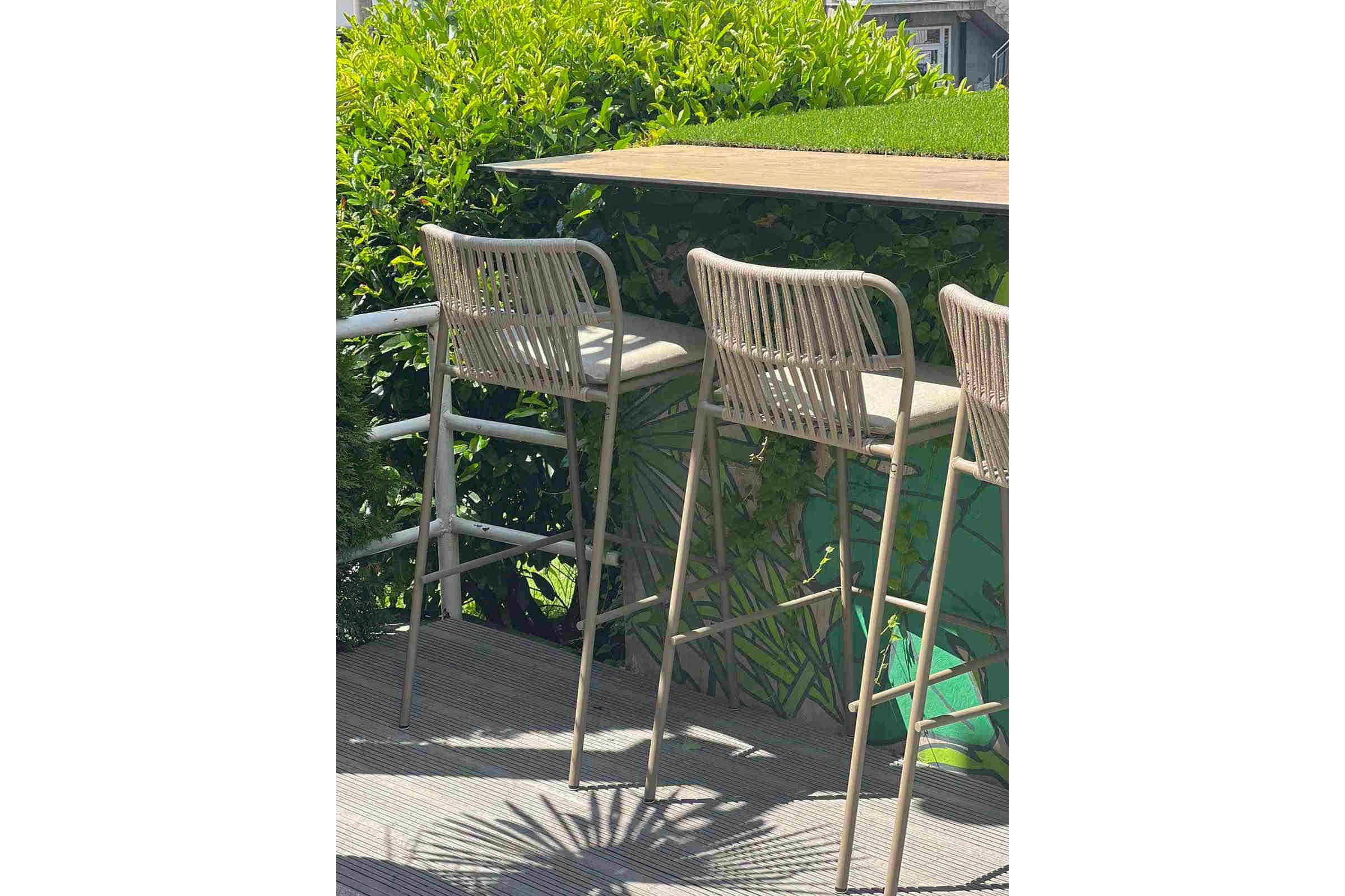BIANCA plus Gartenbarstühle an Outdoor-Bar mit gepolsterten Sitzflächen