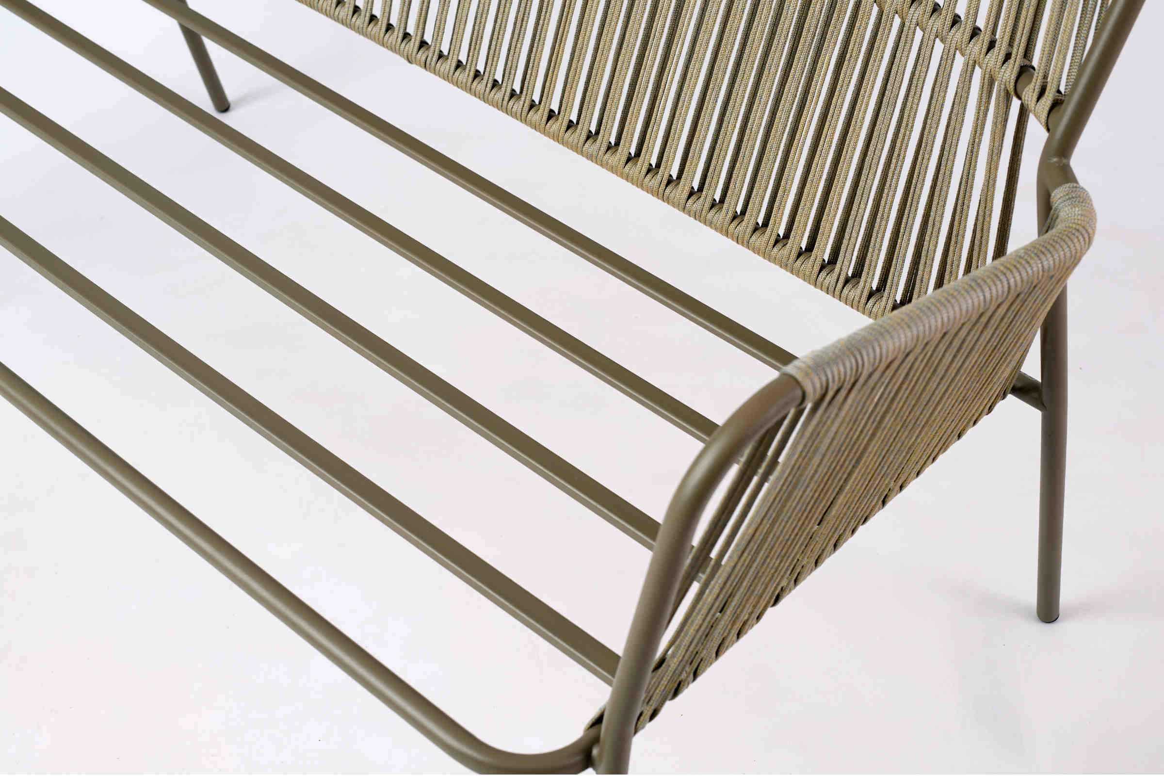 Detailansicht des Gartensofas ohne Kissen Metallstruktur