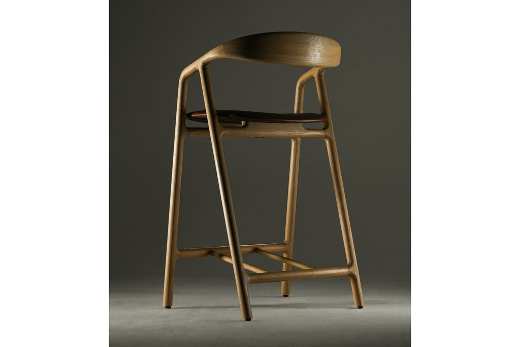 Seitlicher Blick auf den BLED Designer Barstuhl mit ergonomischer Rückenlehne