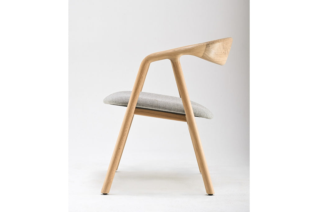 Minimalistisches Design des BLED Designer Easy Stuhls mit grauer Sitzfläche