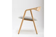 Minimalistisches Design des BLED Designer Easy Stuhls mit grauer Sitzfläche