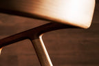 Elegante Seitensicht des BLED Holzstuhls mit ergonomisch geformter Rückenlehne