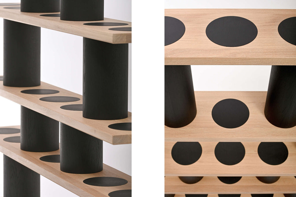 Moderne Formgebung und klare grafische Akzente des Bücherregals