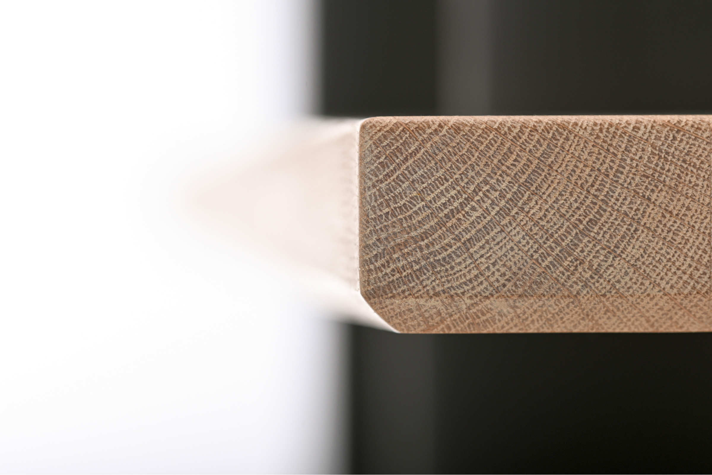 Nahaufnahme der Holzstruktur des Bücherregals