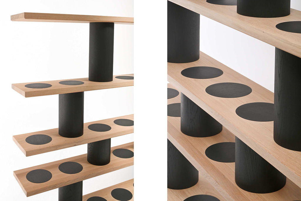 markantes Holzregal für stilvolle Innenräume