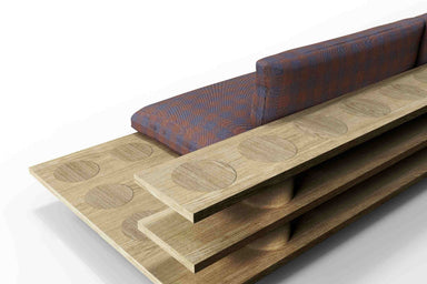 Detailaufnahme der Holzstruktur und des gemusterten Polsters des BLOK Designer Sofas