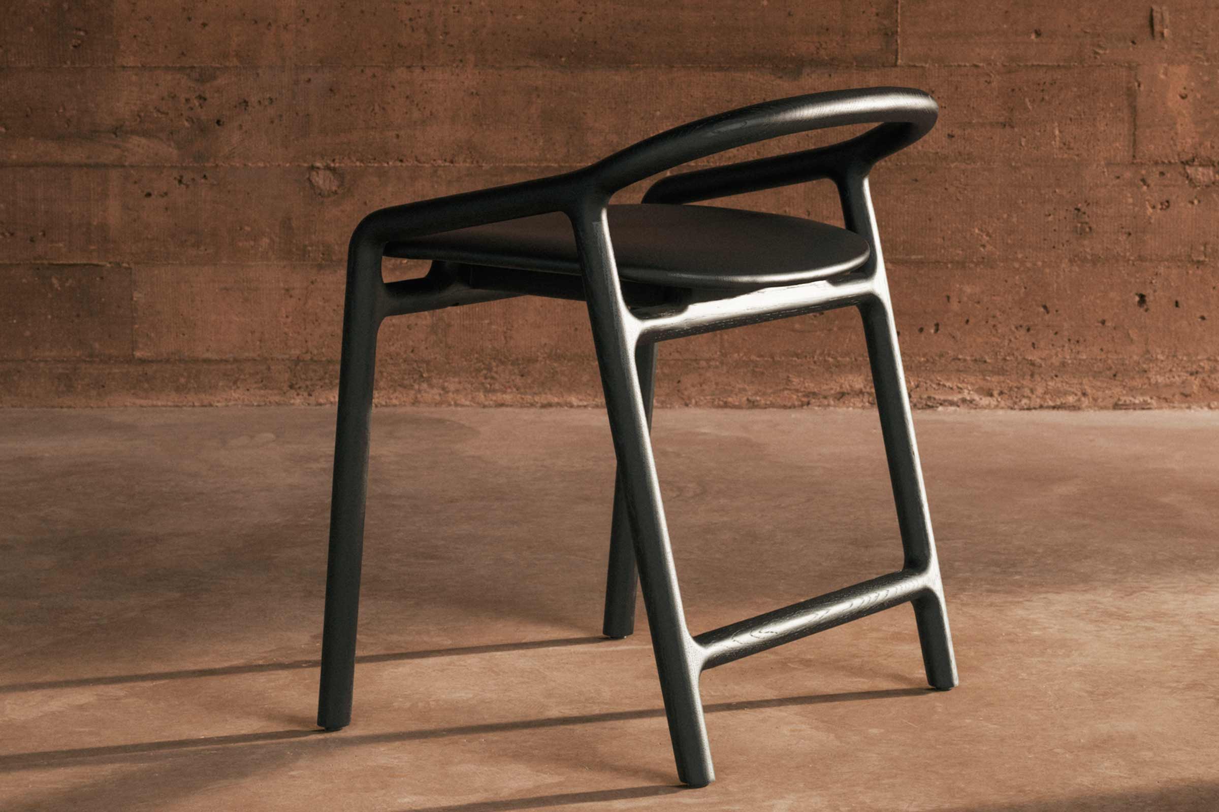 Kompakter BRIONI Holzstuhl mit runder Lehne