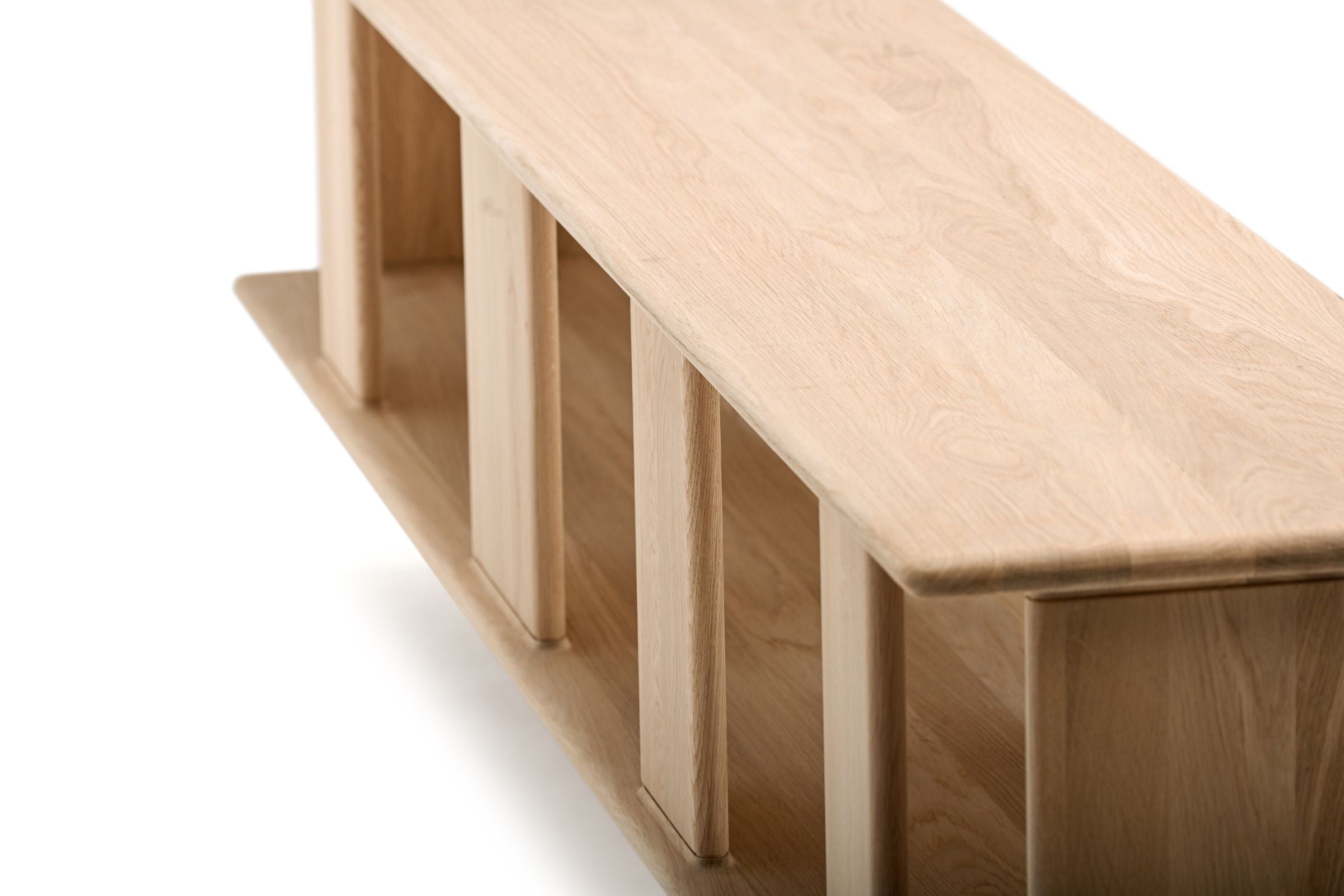 Detailaufnahme des BURLY Designer Hängeschranks aus Eiche von Woak