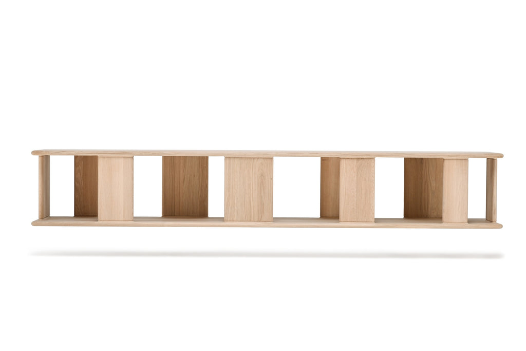 Gesamtansicht des BURLY Designer Hängeschranks mit Fokus auf die Holzkonstruktion