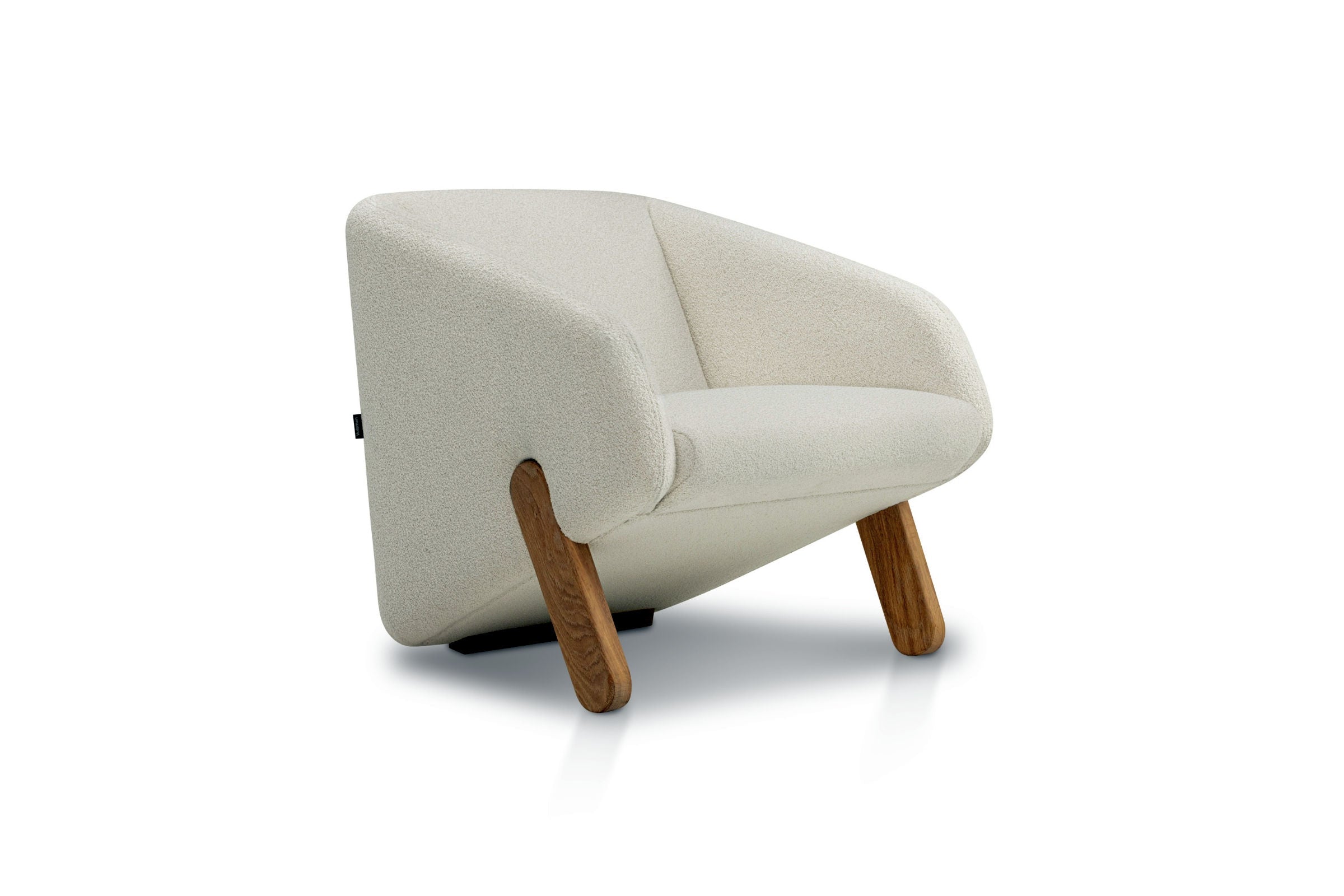 CABRIO Designer Sessel freigestellt mit Holzfüßen, frontal seitliche Ansicht