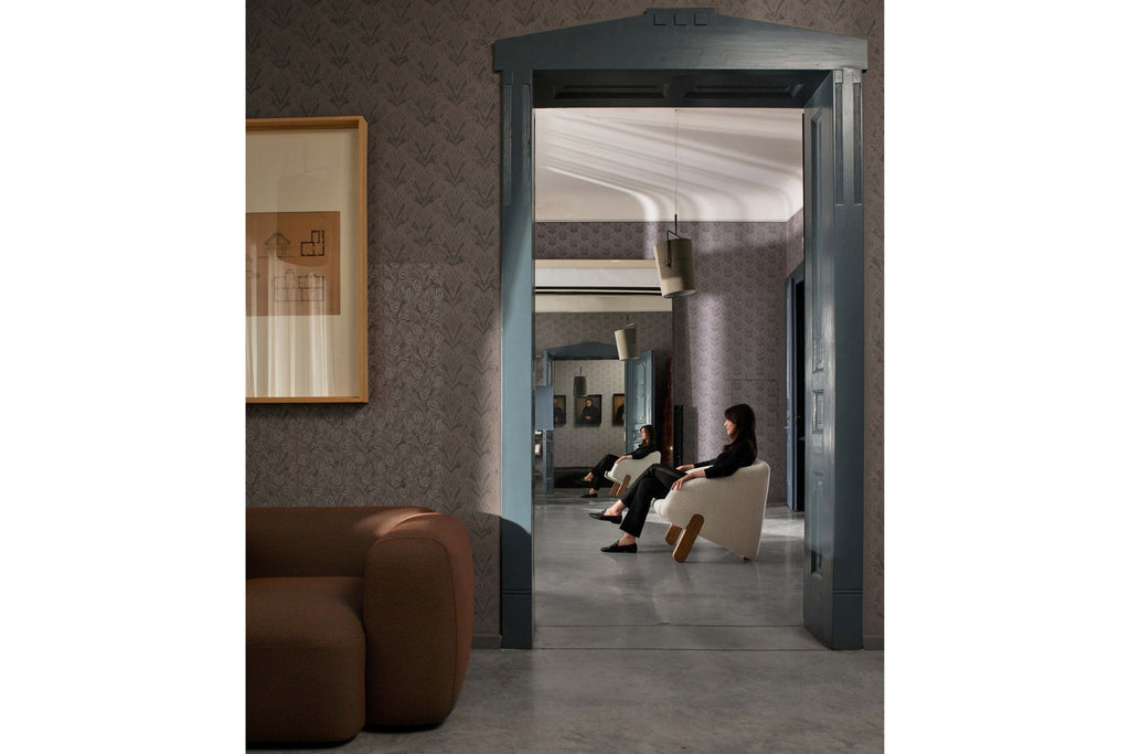 Zwei Personen sitzen im Sessel, modernes historisches Interieur