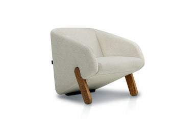 CABRIO Designer Sessel freigestellt mit Holzfüßen, frontal seitliche Ansicht