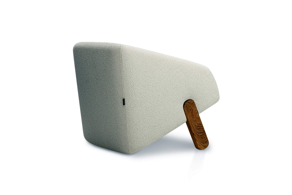 Rückansicht des Sessels mit geneigten Beinen aus Holz