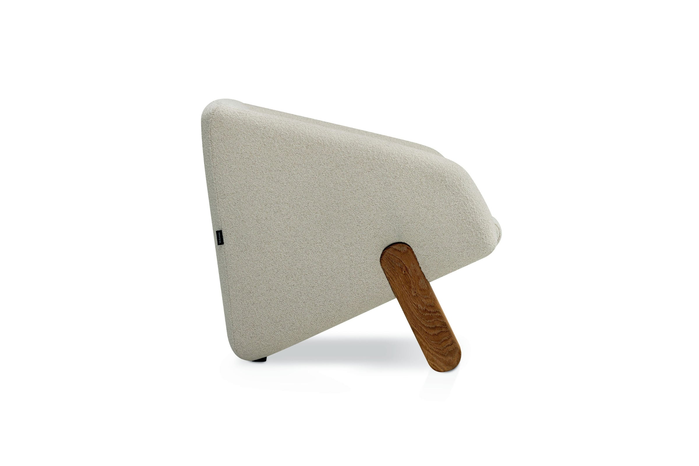 Seitliche Freistellung des CABRIO Designer Sessels mit naturbelassenem Holzfuß