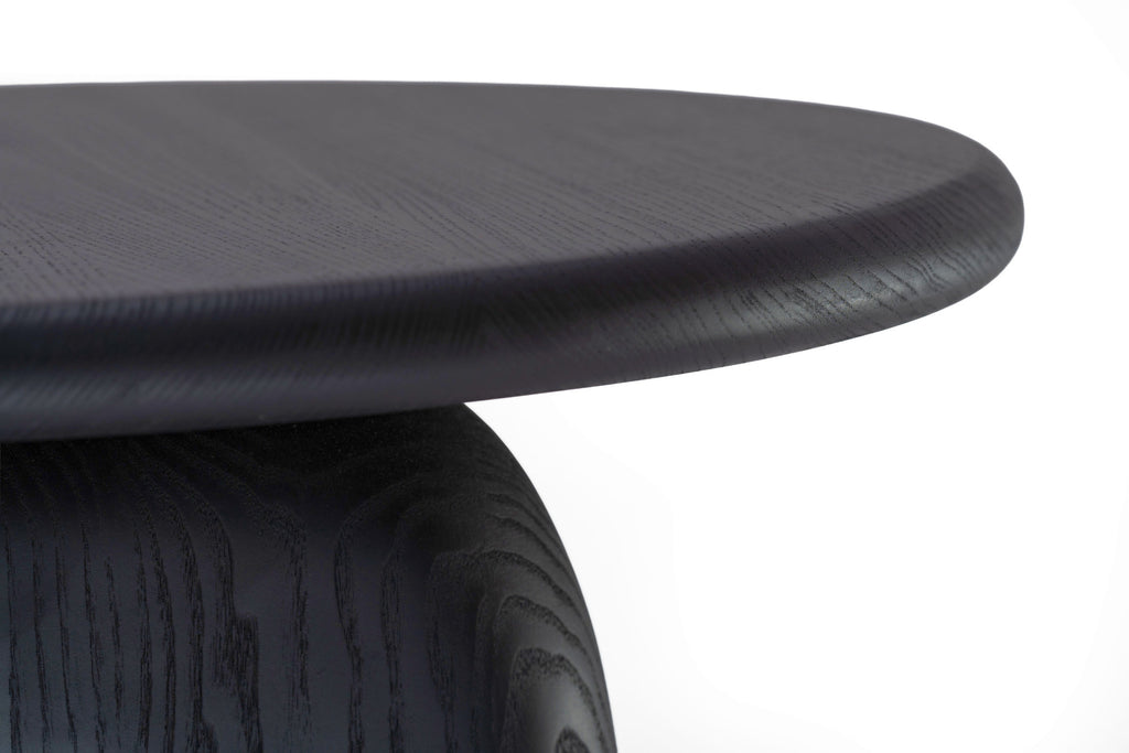 Detailansicht Beistelltisch – abgerundete Tischkante und Holzmaserung