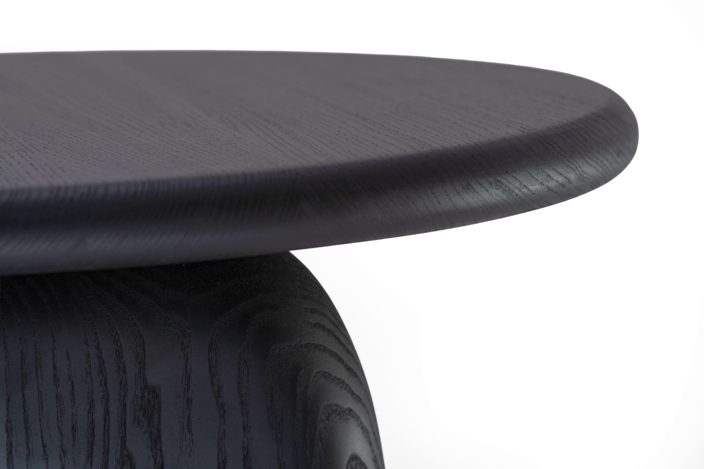 Detailansicht Beistelltisch – abgerundete Tischkante und Holzmaserung