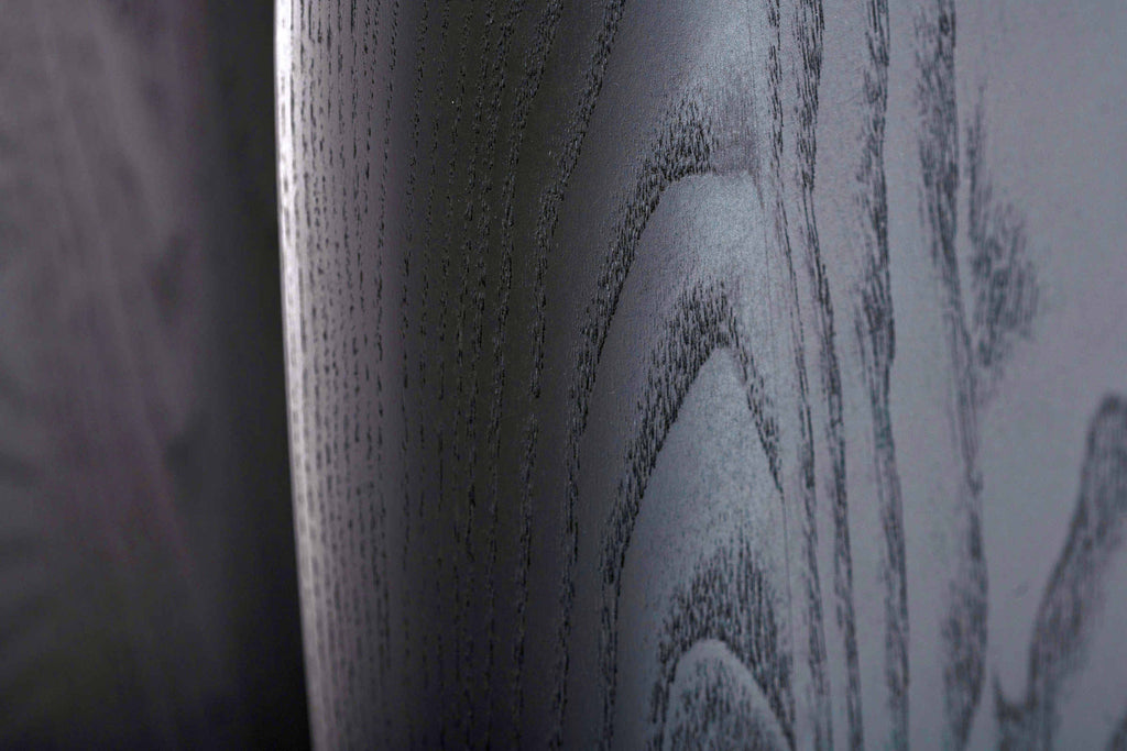 Maserung und Textur des Massivholzes beim Beistelltisch