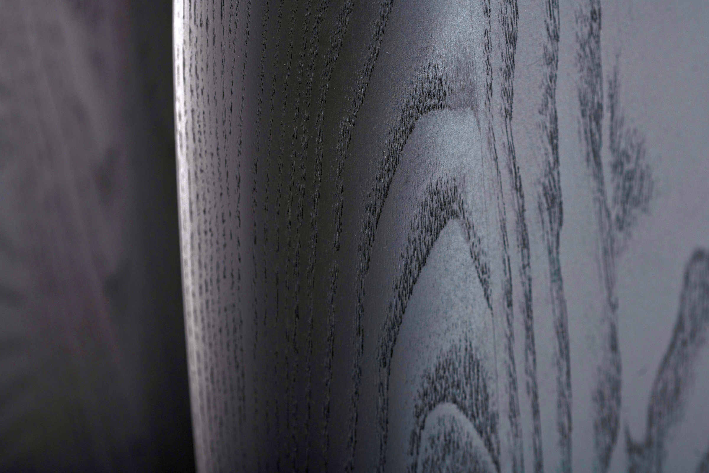 Maserung und Textur des Massivholzes beim Beistelltisch