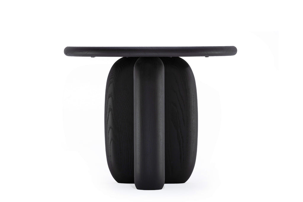 Beistelltisch mit Fokus auf Tischplatte und Beinverbindung