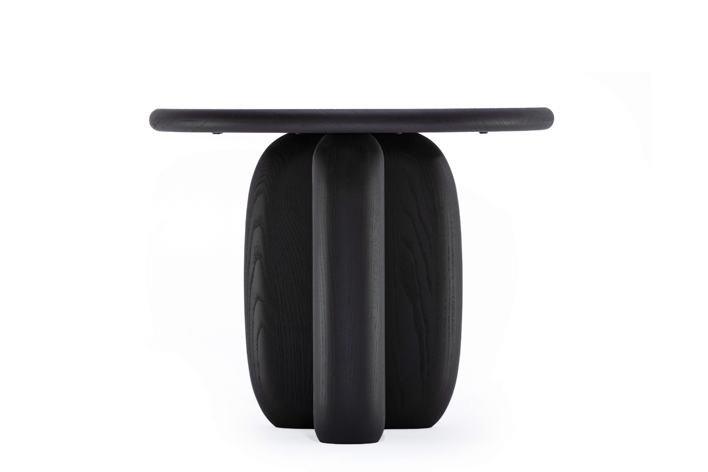 Beistelltisch mit Fokus auf Tischplatte und Beinverbindung