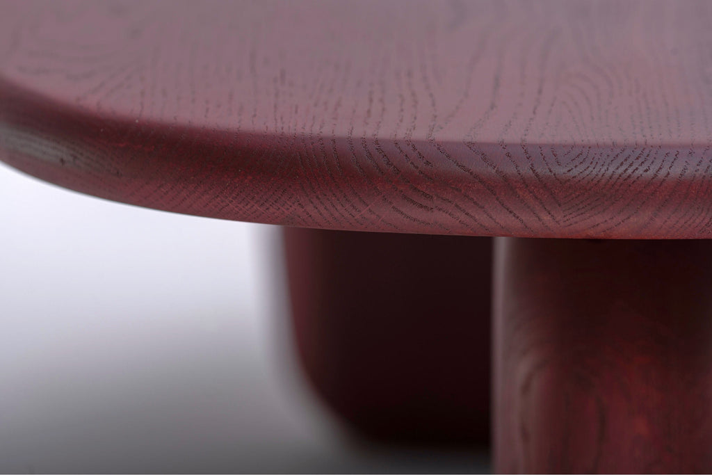 Nahaufnahme der abgerundeten Tischkante aus Massivholz