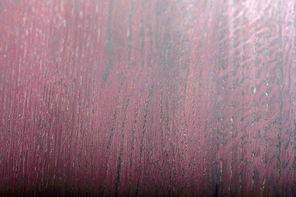 Struktur der tiefrot gebeizten Holzoberfläche in Makroansicht