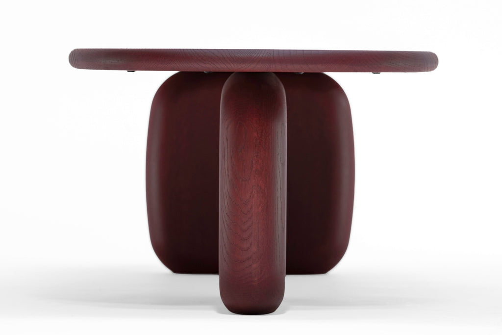 Frontansicht des Couchtisches von Woak mit organischer Linienführung