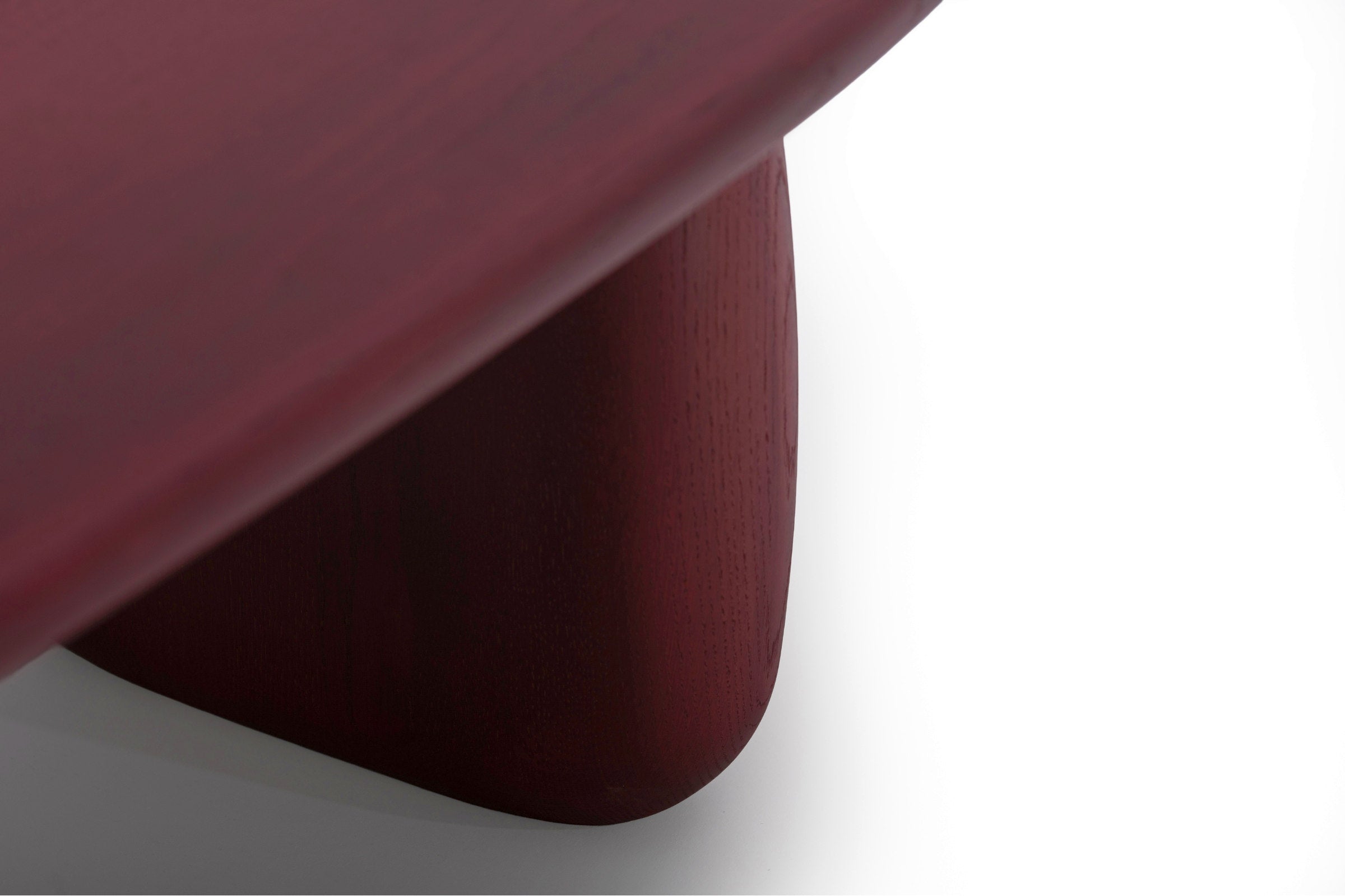 Detailaufnahme vom Bein aus Massivholz