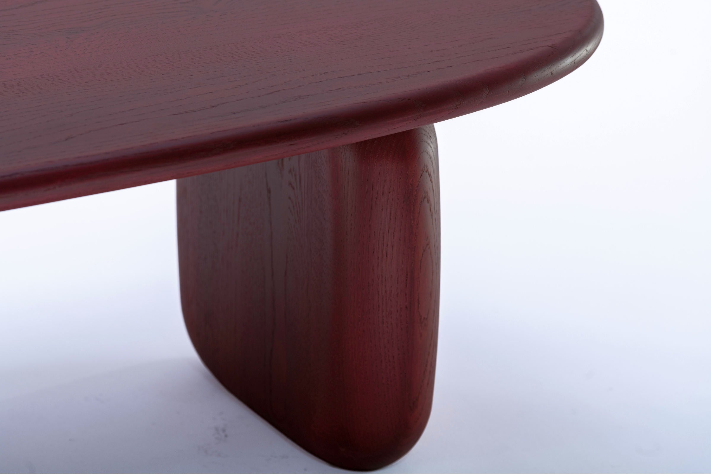 Detailaufnahme von Tischkante und Bein aus Massivholz