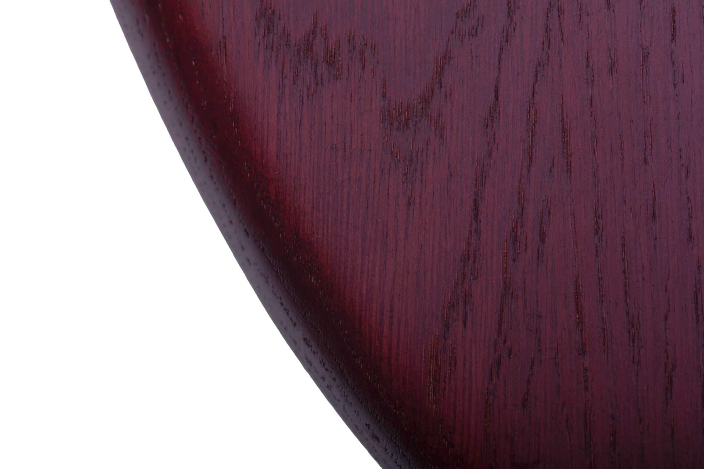 Nahaufnahme der abgerundeten Tischkante des Couchtisches