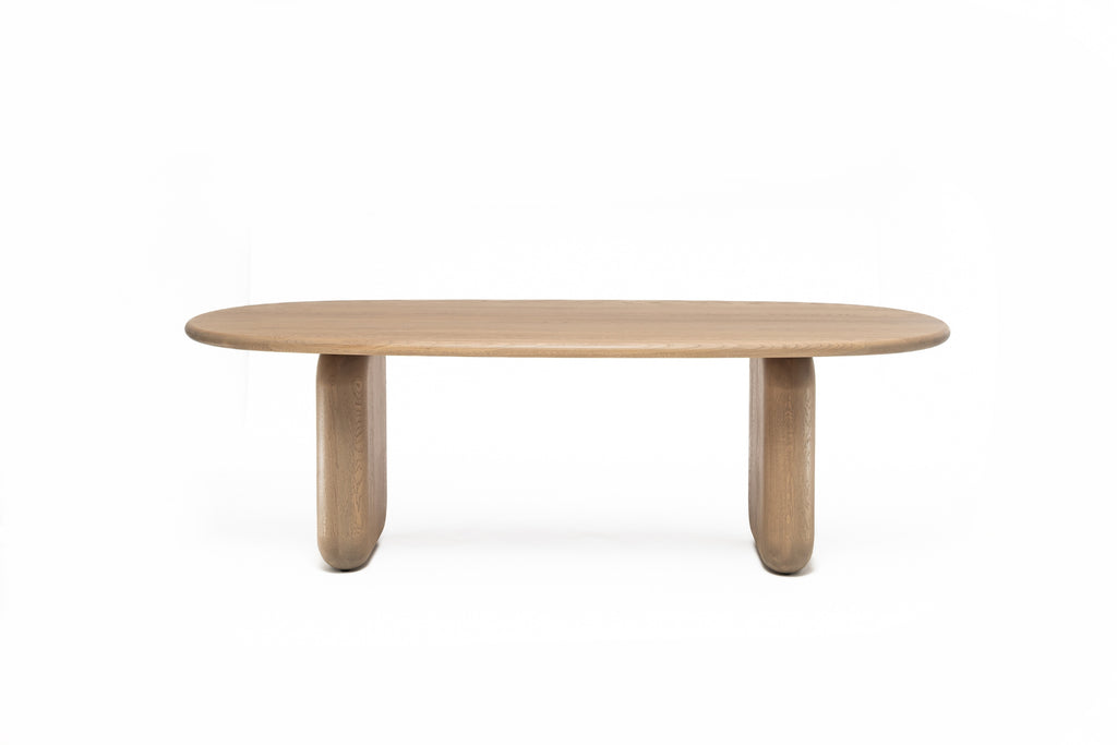 Esstisch in Eiche weiß geölt, Ansicht von vorne mit abgerundeten Kanten und breiten Beinen