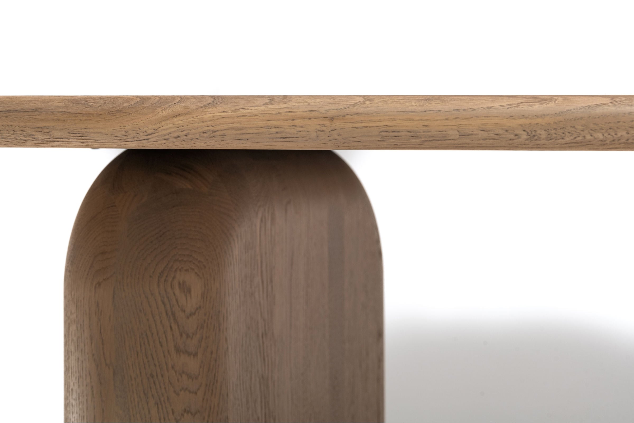 Detailansicht der Tischplatte und des Massivholzbeins