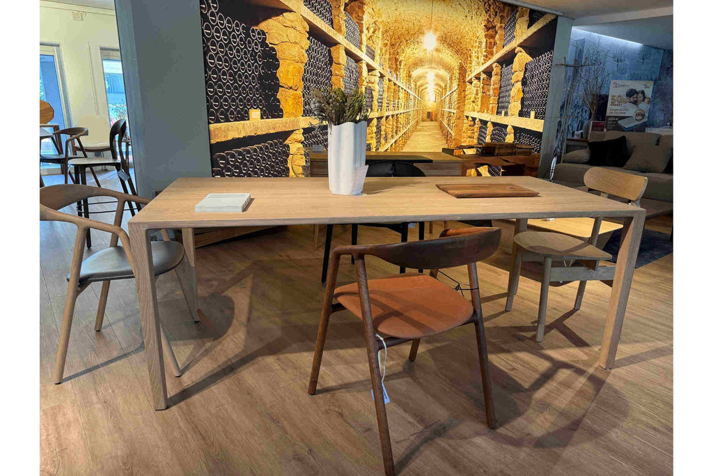 COLIN Massivholz Esstisch von WhiteOak in Showroom
