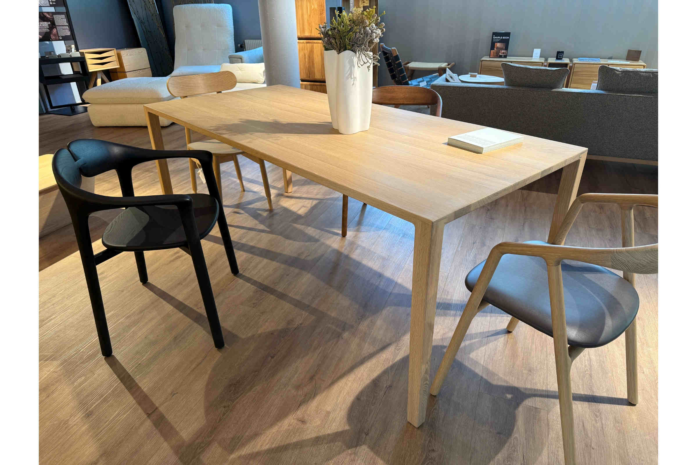 Esstisch in Showroom - Seitenansicht mit Stühlen