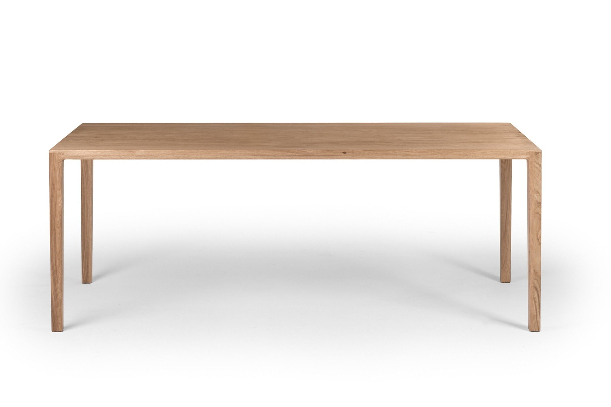 Vorderansicht des COLIN Massivholz Esstisches, der minimalistisches Design mit schlanker Tischplatte und schlichten Beinen zeigt