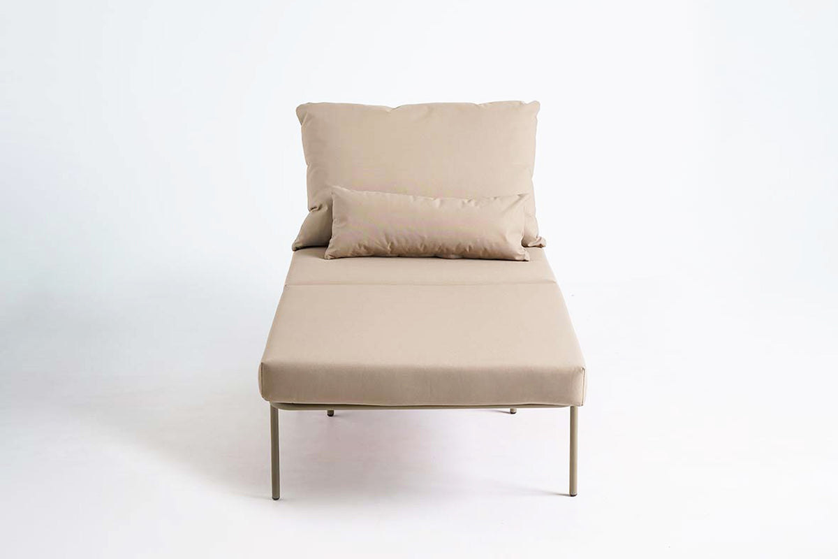 COMBO Modulares Gartensofa-Mittelelement von GARDA mit Liegefläche und zusätzlichen Rückenkissen