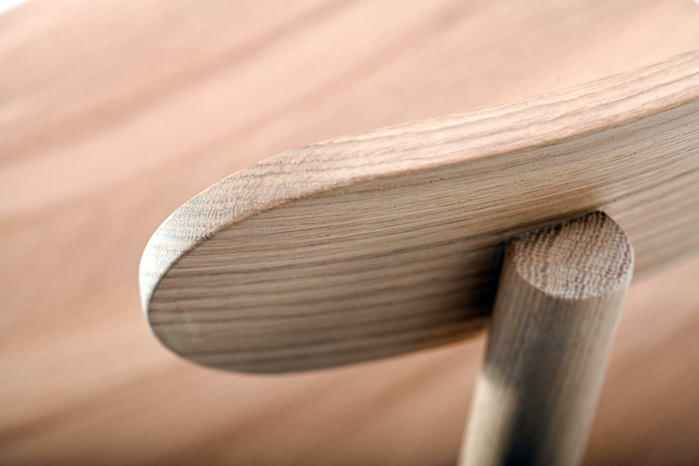 Detailaufnahme der Holzverarbeitung des Stuhls
