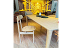DINER Designer Stuhl von Woak an Massivholztisch im Showroom