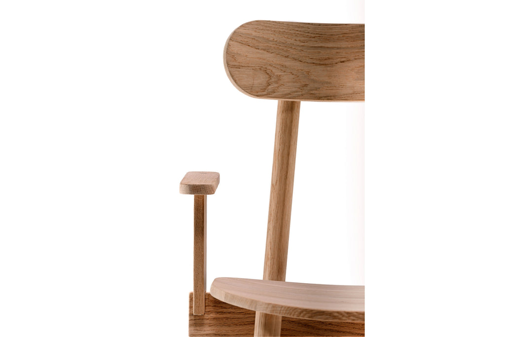 Nahaufnahme der Armlehne aus Massivholz