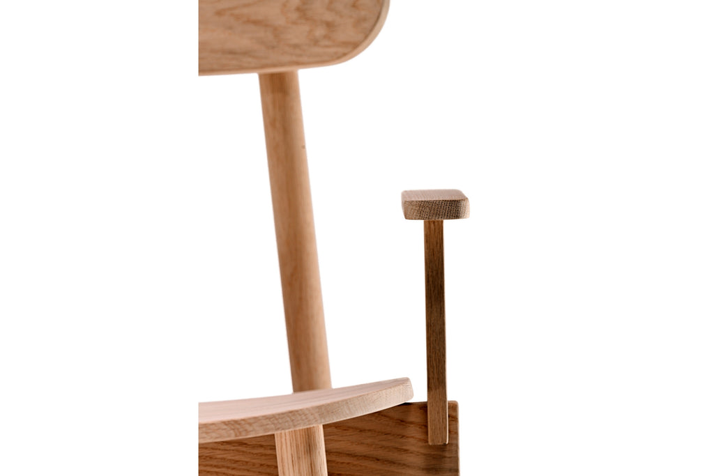 Nahaufnahme der vorderen Armlehne des Stuhls