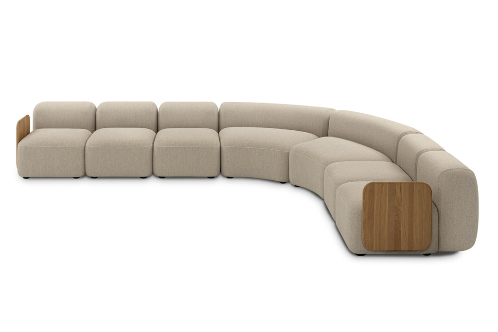 Sofa als geschwungene Sofalandschaft mit Holzarmlehnen