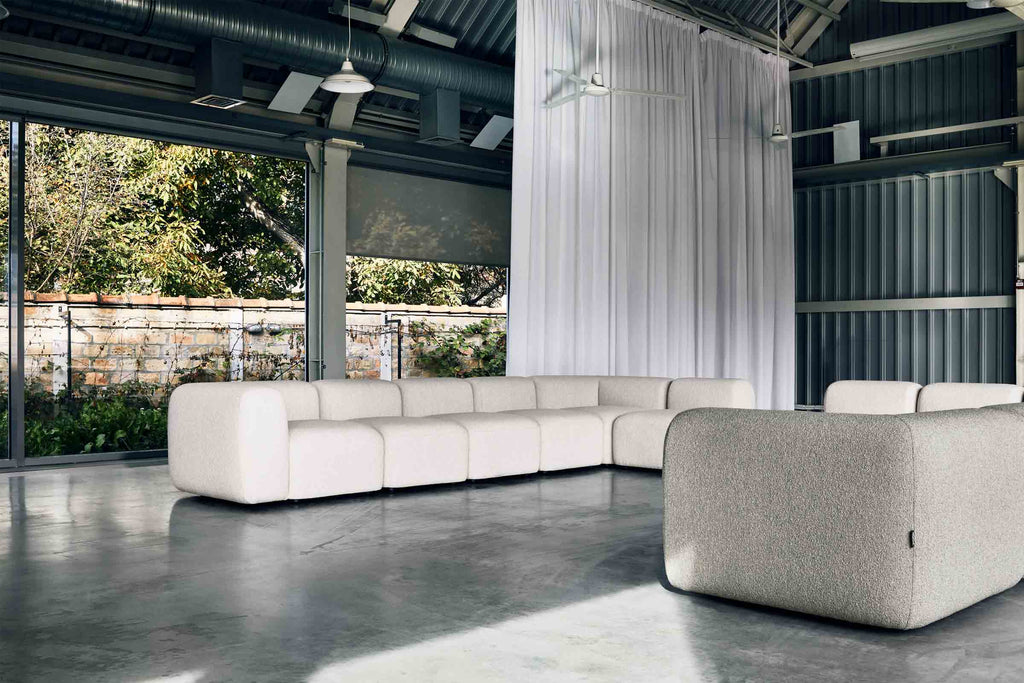 Designer Modular Sofa von Volumen in hellem Stoff im offenen modernen Wohnraum