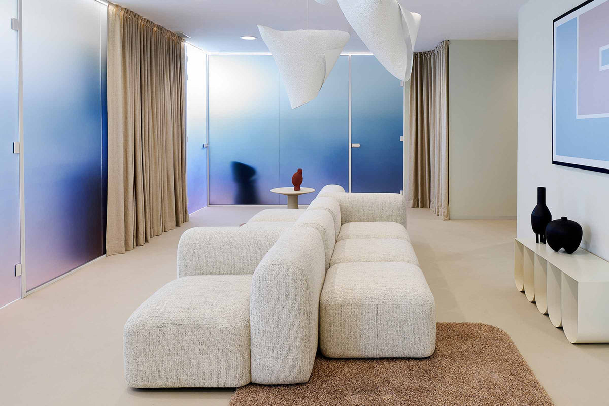 DOLMEN ISLAND Designer Modular Sofa in hellem Stoff in modernem Wohnraum