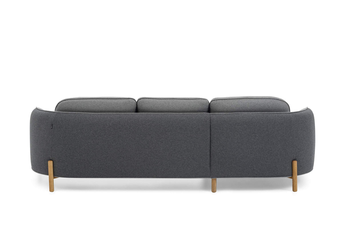 DOLOMIA Designer Sofa von EXTRAFORM in der Rückansicht mit Holzfüßen